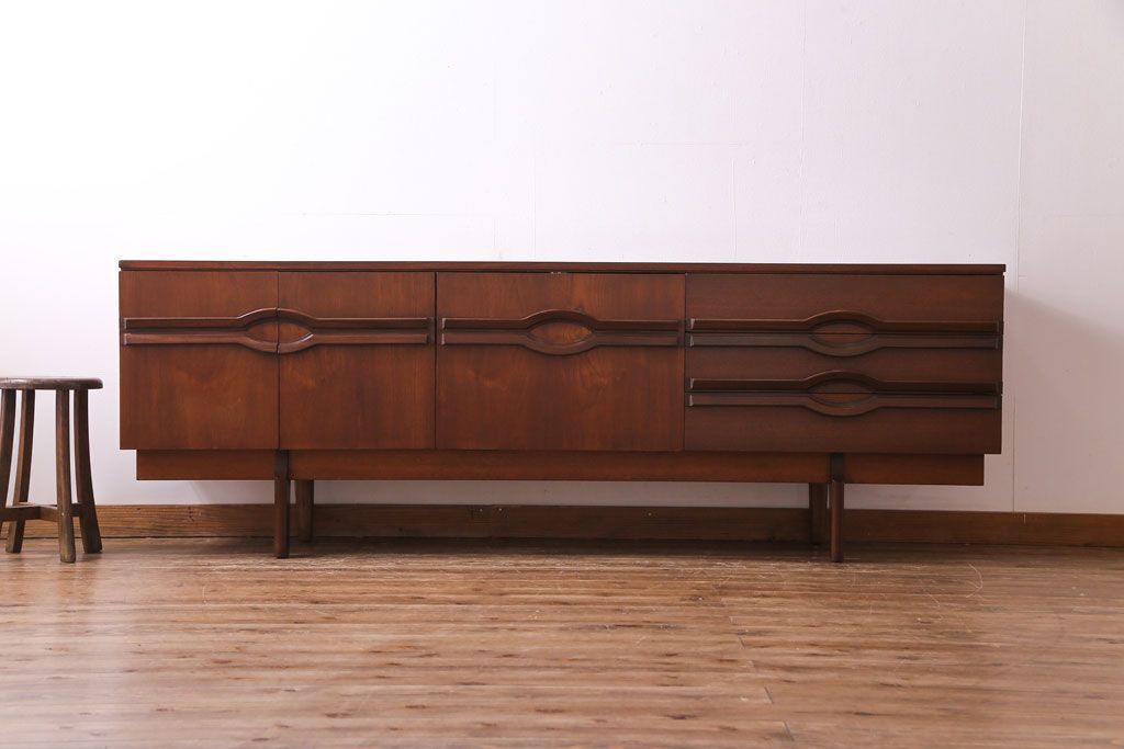 北欧ヴィンテージ家具　チーク材　個性的なデザインが目を惹くサイドボード(サイドキャビネット、リビングボード、ビンテージ)