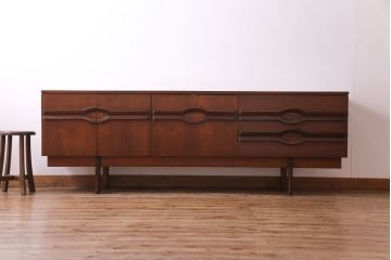 北欧ヴィンテージ家具　チーク材　個性的なデザインが目を惹くサイドボード(サイドキャビネット、リビングボード、ビンテージ)