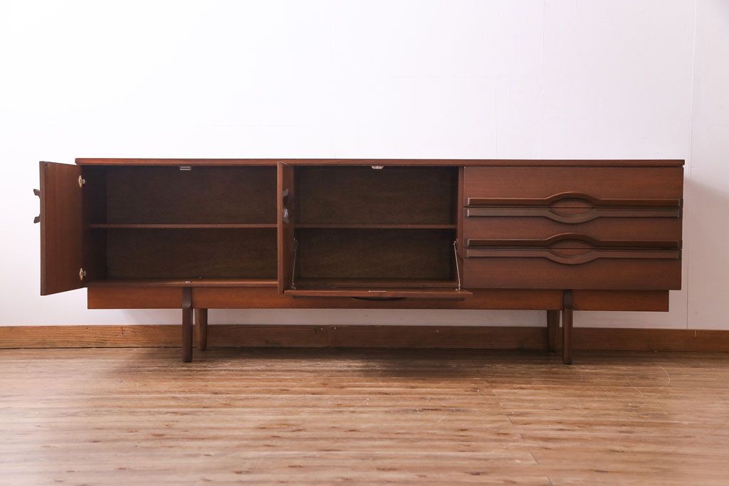 北欧ヴィンテージ家具　チーク材　個性的なデザインが目を惹くサイドボード(サイドキャビネット、リビングボード、ビンテージ)