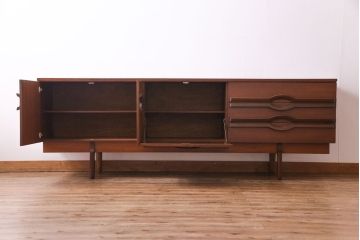 北欧ヴィンテージ家具　チーク材　個性的なデザインが目を惹くサイドボード(サイドキャビネット、リビングボード、ビンテージ)