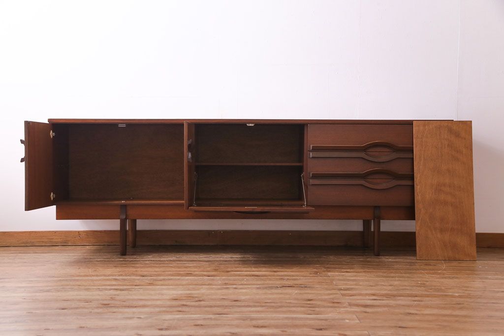 北欧ヴィンテージ家具　チーク材　個性的なデザインが目を惹くサイドボード(サイドキャビネット、リビングボード、ビンテージ)