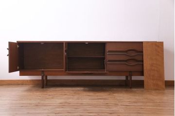 北欧ヴィンテージ家具　チーク材　個性的なデザインが目を惹くサイドボード(サイドキャビネット、リビングボード、ビンテージ)