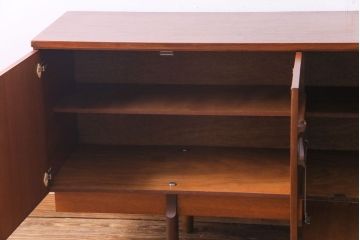 北欧ヴィンテージ家具　チーク材　個性的なデザインが目を惹くサイドボード(サイドキャビネット、リビングボード、ビンテージ)