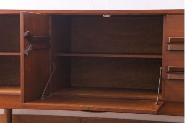 北欧ヴィンテージ家具　チーク材　個性的なデザインが目を惹くサイドボード(サイドキャビネット、リビングボード、ビンテージ)