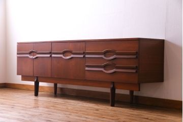 北欧ヴィンテージ家具　チーク材　個性的なデザインが目を惹くサイドボード(サイドキャビネット、リビングボード、ビンテージ)