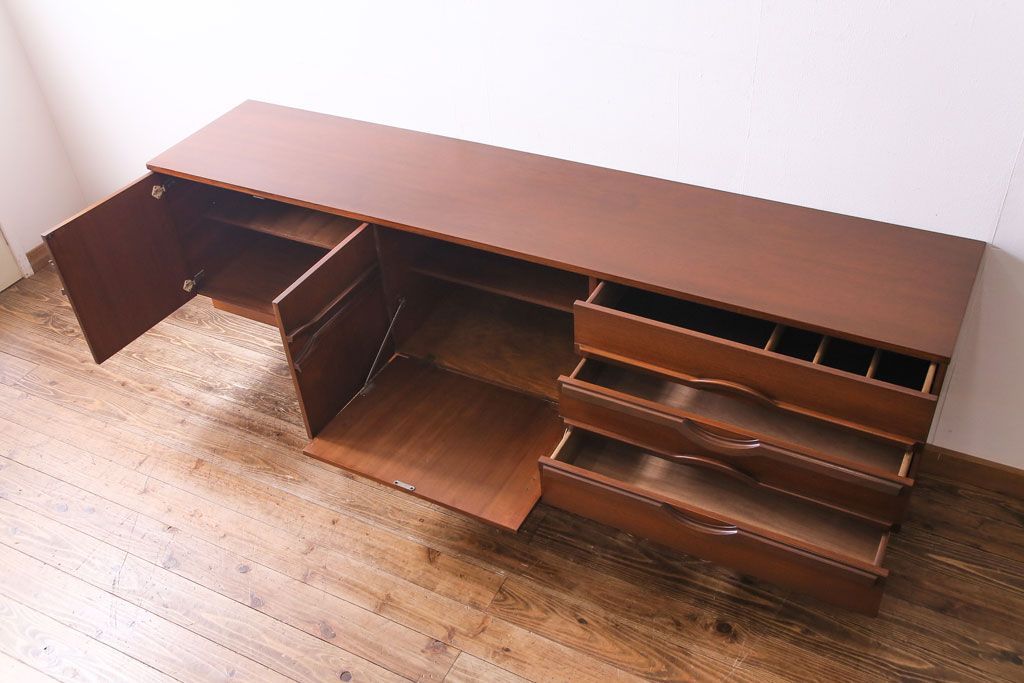 北欧ヴィンテージ家具　チーク材　個性的なデザインが目を惹くサイドボード(サイドキャビネット、リビングボード、ビンテージ)