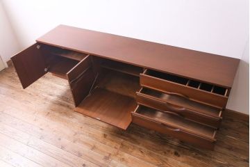 北欧ヴィンテージ家具　チーク材　個性的なデザインが目を惹くサイドボード(サイドキャビネット、リビングボード、ビンテージ)