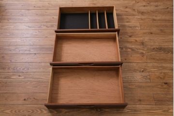 北欧ヴィンテージ家具　チーク材　個性的なデザインが目を惹くサイドボード(サイドキャビネット、リビングボード、ビンテージ)