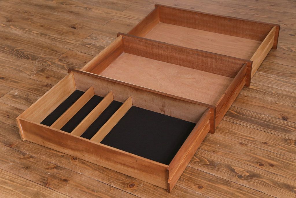 北欧ヴィンテージ家具　チーク材　個性的なデザインが目を惹くサイドボード(サイドキャビネット、リビングボード、ビンテージ)