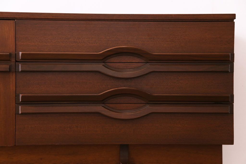 北欧ヴィンテージ家具　チーク材　個性的なデザインが目を惹くサイドボード(サイドキャビネット、リビングボード、ビンテージ)