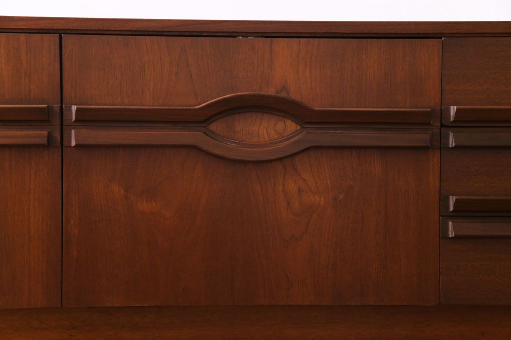 北欧ヴィンテージ家具　チーク材　個性的なデザインが目を惹くサイドボード(サイドキャビネット、リビングボード、ビンテージ)