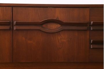 北欧ヴィンテージ家具　チーク材　個性的なデザインが目を惹くサイドボード(サイドキャビネット、リビングボード、ビンテージ)