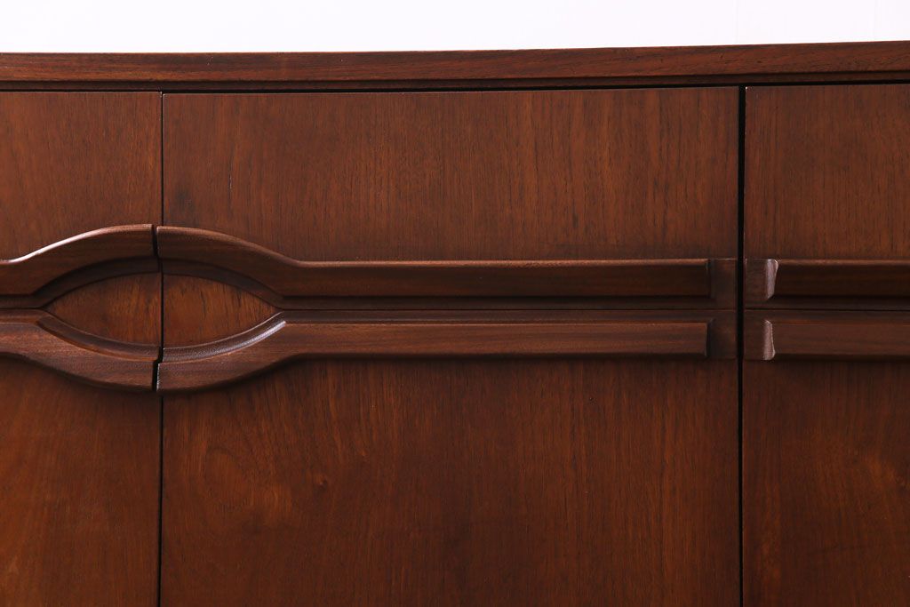 北欧ヴィンテージ家具　チーク材　個性的なデザインが目を惹くサイドボード(サイドキャビネット、リビングボード、ビンテージ)