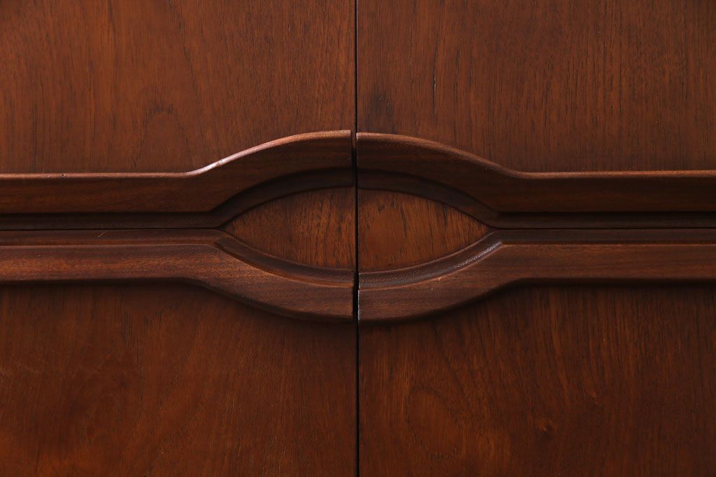 北欧ヴィンテージ家具　チーク材　個性的なデザインが目を惹くサイドボード(サイドキャビネット、リビングボード、ビンテージ)