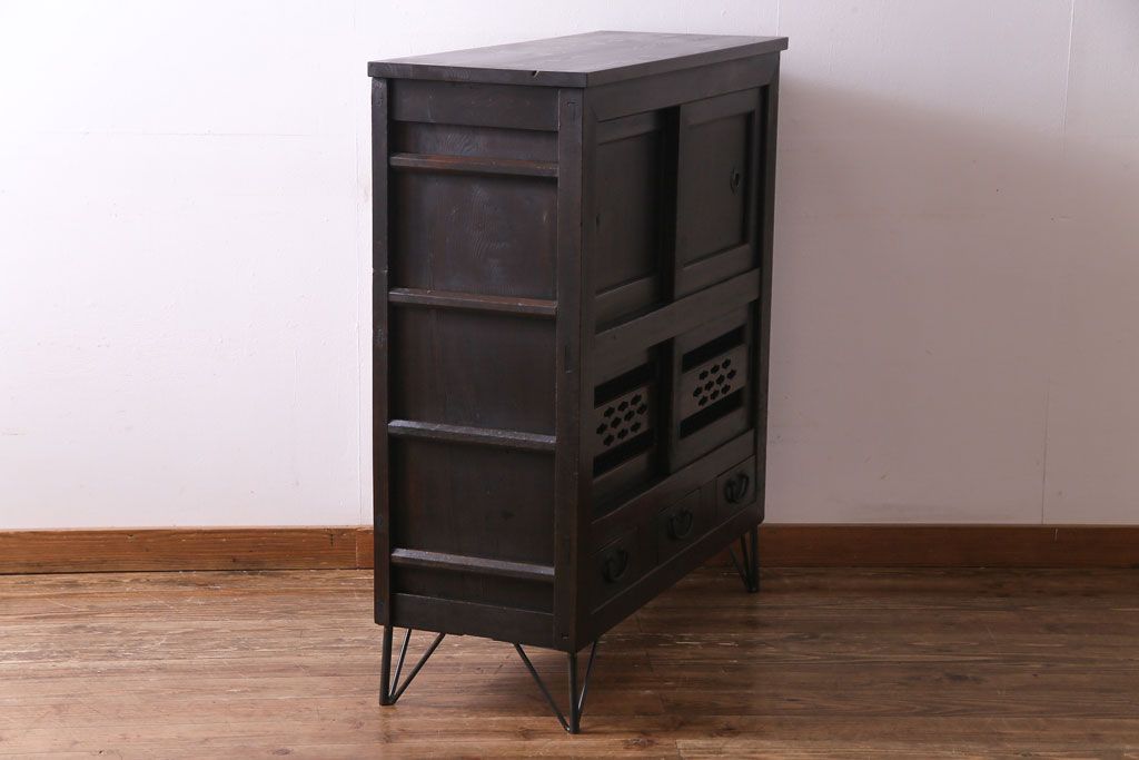 アンティーク家具　和製アンティーク　明治期　脚付き　三尺　味わいある佇まいの水屋箪笥サイドボード(収納棚、食器棚)