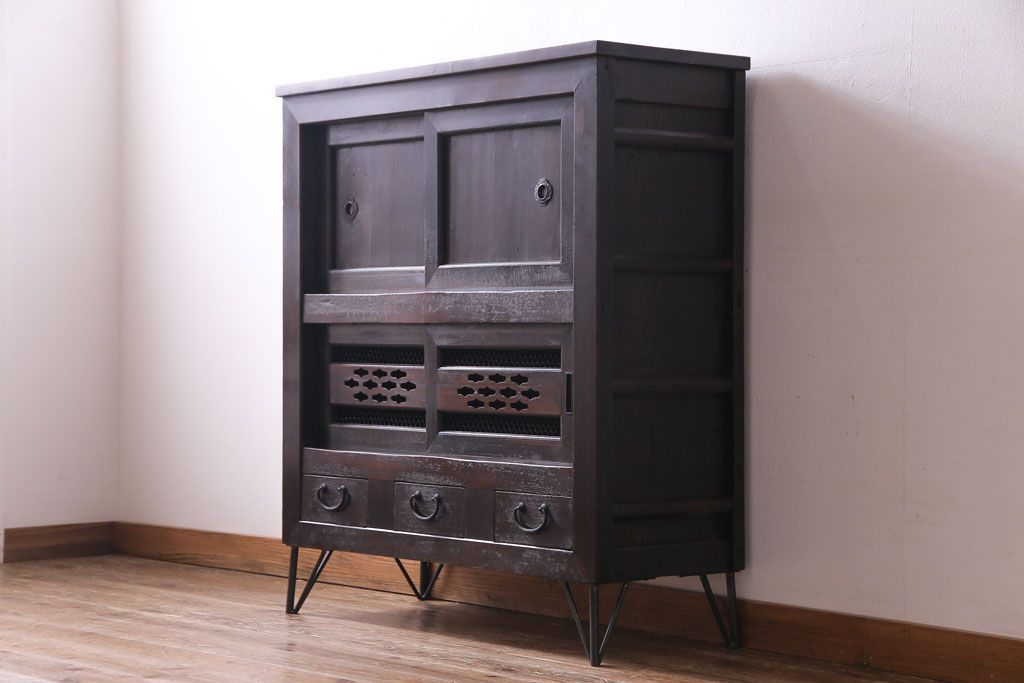 アンティーク家具　和製アンティーク　明治期　脚付き　三尺　味わいある佇まいの水屋箪笥サイドボード(収納棚、食器棚)