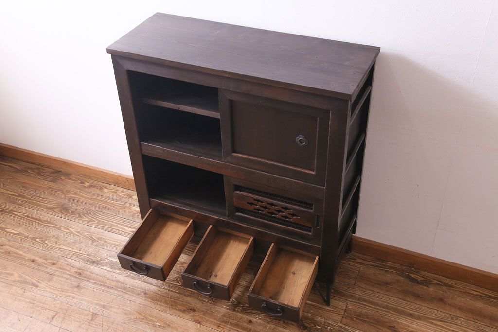 アンティーク家具　和製アンティーク　明治期　脚付き　三尺　味わいある佇まいの水屋箪笥サイドボード(収納棚、食器棚)