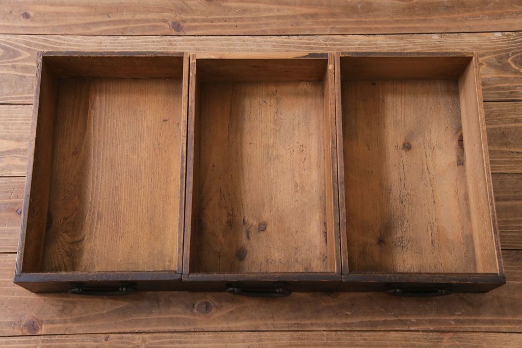 アンティーク家具　和製アンティーク　明治期　脚付き　三尺　味わいある佇まいの水屋箪笥サイドボード(収納棚、食器棚)