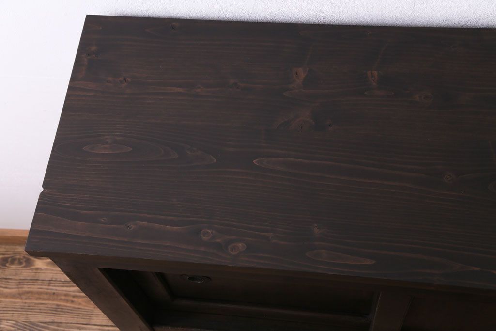 アンティーク家具　和製アンティーク　明治期　脚付き　三尺　味わいある佇まいの水屋箪笥サイドボード(収納棚、食器棚)