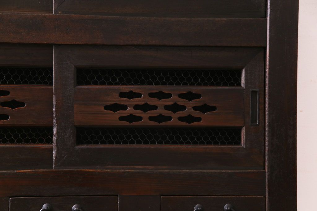 アンティーク家具　和製アンティーク　明治期　脚付き　三尺　味わいある佇まいの水屋箪笥サイドボード(収納棚、食器棚)