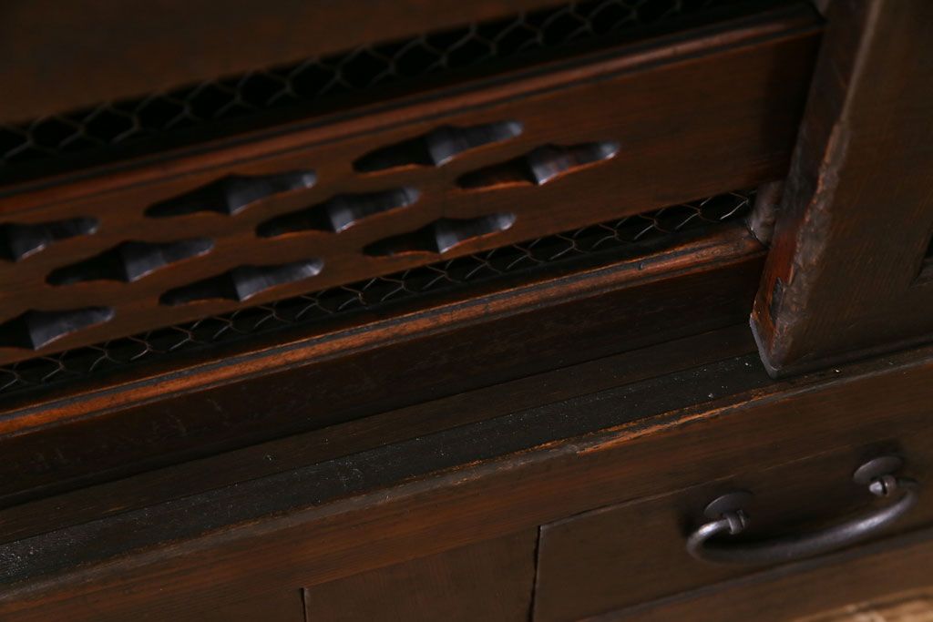 アンティーク家具　和製アンティーク　明治期　脚付き　三尺　味わいある佇まいの水屋箪笥サイドボード(収納棚、食器棚)