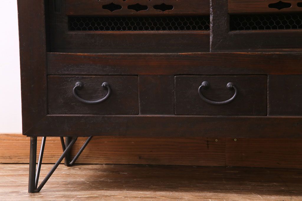 アンティーク家具　和製アンティーク　明治期　脚付き　三尺　味わいある佇まいの水屋箪笥サイドボード(収納棚、食器棚)