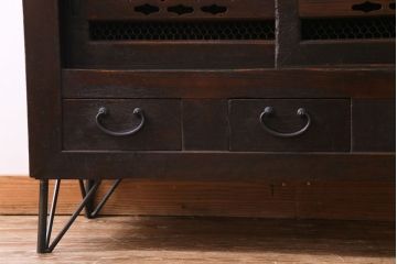 アンティーク家具　和製アンティーク　明治期　脚付き　三尺　味わいある佇まいの水屋箪笥サイドボード(収納棚、食器棚)