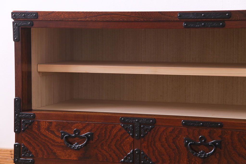 中古　岩谷堂箪笥　くっきりとした木目と重厚な金具の脚付きローボード(リビングボード、収納棚)