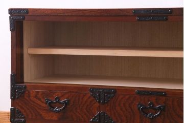 中古　岩谷堂箪笥　くっきりとした木目と重厚な金具の脚付きローボード(リビングボード、収納棚)