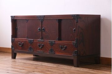 中古　岩谷堂箪笥　くっきりとした木目と重厚な金具の脚付きローボード(リビングボード、収納棚)