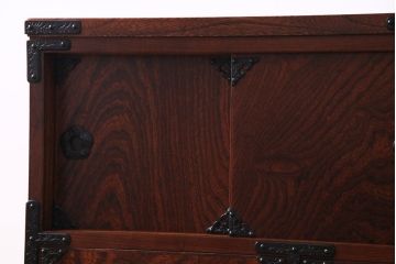 中古　岩谷堂箪笥　くっきりとした木目と重厚な金具の脚付きローボード(リビングボード、収納棚)