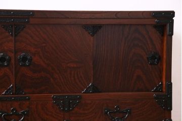 中古　岩谷堂箪笥　くっきりとした木目と重厚な金具の脚付きローボード(リビングボード、収納棚)