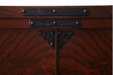 中古　岩谷堂箪笥　くっきりとした木目と重厚な金具の脚付きローボード(リビングボード、収納棚)