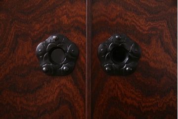 中古　岩谷堂箪笥　くっきりとした木目と重厚な金具の脚付きローボード(リビングボード、収納棚)