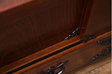 中古　岩谷堂箪笥　くっきりとした木目と重厚な金具の脚付きローボード(リビングボード、収納棚)