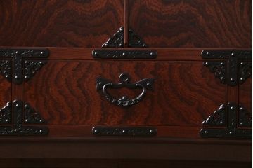 中古　岩谷堂箪笥　くっきりとした木目と重厚な金具の脚付きローボード(リビングボード、収納棚)