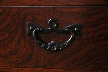 中古　岩谷堂箪笥　くっきりとした木目と重厚な金具の脚付きローボード(リビングボード、収納棚)