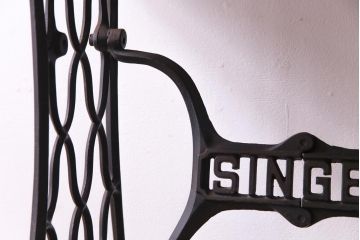 　シンガー社(SINGER)　ヒノキ材　リメイク　シャビーな風合いがお洒落なミシンテーブル(シンガーミシン、サイドテーブル、カフェテーブル)