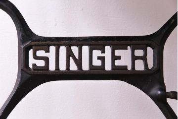　シンガー社(SINGER)　ヒノキ材リメイク　シャビーな風合いがお洒落なミシンテーブル(シンガーミシン、サイドテーブル、カフェテーブル)(2)