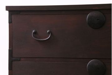 アンティーク家具　和製アンティーク　鉄脚付き　前面ケヤキ材　味わいのある風合いが魅力の箪笥ローチェスト(ローボード、衣装箪笥)