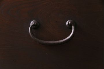 アンティーク家具　和製アンティーク　鉄脚付き　前面ケヤキ材　味わいのある風合いが魅力の箪笥ローチェスト(ローボード、衣装箪笥)