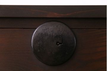 アンティーク家具　和製アンティーク　鉄脚付き　前面ケヤキ材　味わいのある風合いが魅力の箪笥ローチェスト(ローボード、衣装箪笥)