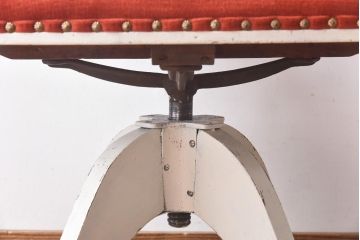 ペイント家具　赤い座面が可愛らしいレトロなドクターチェア(回転イス)