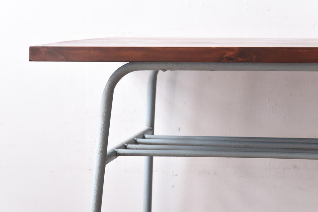 アンティーク家具　ヒノキ材製天板　淡いペイントカラーのアイアンテーブル(作業台、カフェテーブル)(1)