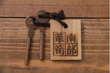 中古美品　南部箪笥　豪華な手打ち彫金金具が目を惹く衣装箪笥(引き出し、整理箪笥)(定価約70万円)