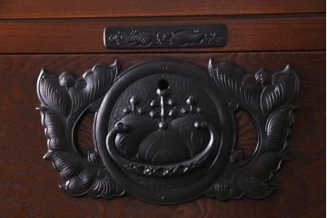 中古美品　南部箪笥　豪華な手打ち彫金金具が目を惹く衣装箪笥(引き出し、整理箪笥)(定価約70万円)