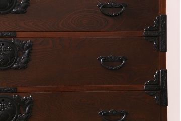 中古美品　南部箪笥　豪華な手打ち彫金金具が目を惹く衣装箪笥(引き出し、整理箪笥)(定価約70万円)