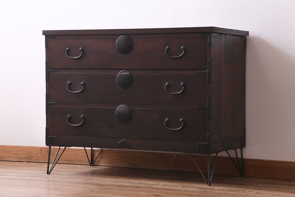 アンティーク家具　昭和期　前面ケヤキ材　松の金具がアクセントの鉄脚付き時代箪笥ローチェスト(ローボード、リビングボード、衣装箪笥)