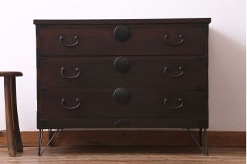 アンティーク家具　昭和期　前面ケヤキ材　松の金具がアクセントの鉄脚付き時代箪笥ローチェスト(ローボード、リビングボード、衣装箪笥)