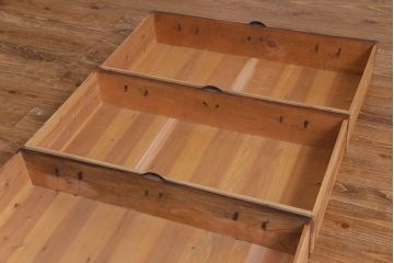 アンティーク家具　昭和期　前面ケヤキ材　松の金具がアクセントの鉄脚付き時代箪笥ローチェスト(ローボード、リビングボード、衣装箪笥)